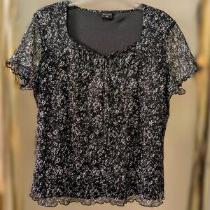 3/$15** Black & White Shortsleeve Flowy Blouse